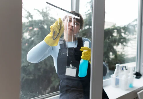 Nettoyage de vitres intérieures et extérieures à Courniou